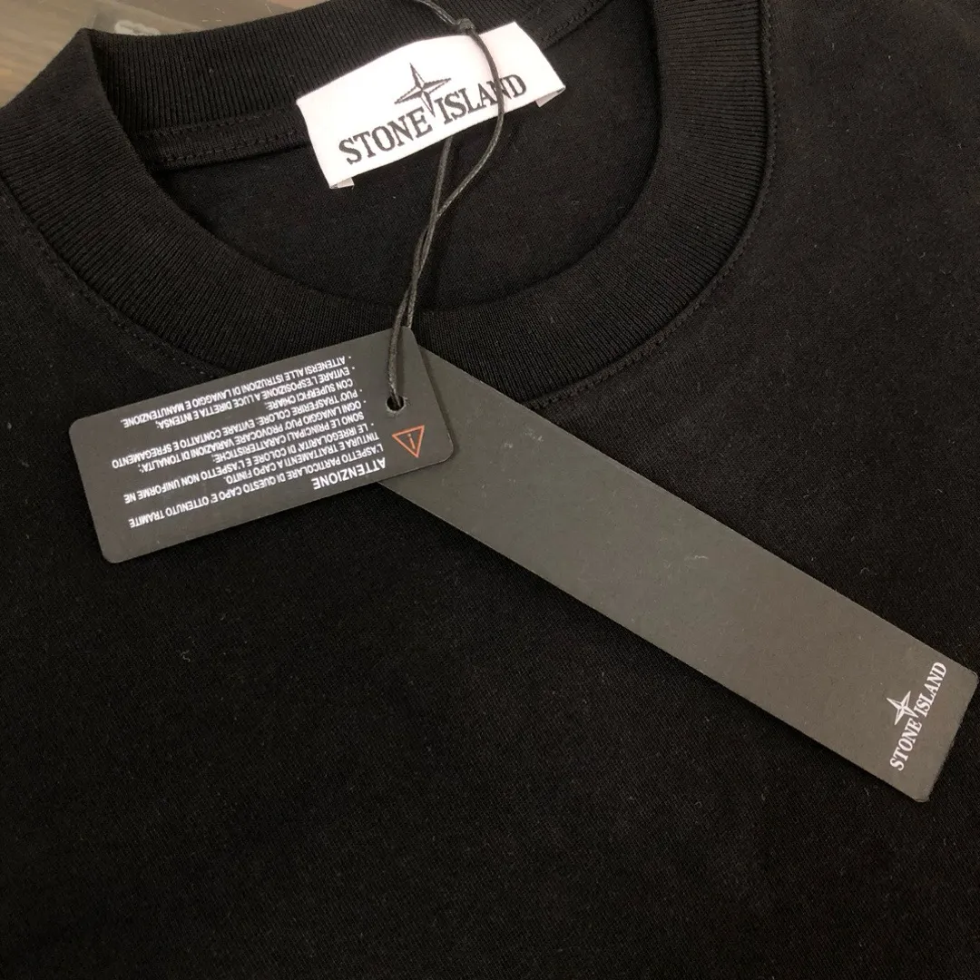 P150 A⭐️Stone Island Latest Couple Style Round Neck Short Sleeve Couple T-shirt ~ Spring and Summer New Product High Quality 🔥🔥Customized Unique Compass Logo Embroidery Logo Embellishment ~ Fashionable and Versatile Trendy Style Customized Imported Fabrics! Comfortable to wear, breathable, fashionable without losing personality, the upper body is casual and casual, handsome and stylish, showing the temperament of a big brand. All three standards are complete! ! Color: Black White Dark Gray Brown Size: SMLXLXXL